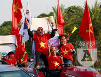 [ẢNH] Toàn cảnh xúc động đón mừng những người hùng của bóng đá Việt Nam