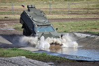 [ẢNH] Đặc nhiệm Nga buộc phải rút lui, bỏ cả xe bọc thép hiện đại vào tay khủng bố?