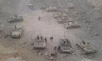 [ẢNH] Phiến quân đánh rát, lính Syria bỏ cả chiến tăng T-72 để tháo chạy