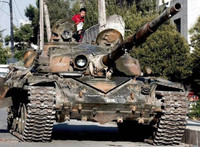 [ẢNH] Phiến quân đánh rát, lính Syria bỏ cả chiến tăng T-72 để tháo chạy