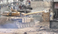 [ẢNH] Phiến quân đánh rát, lính Syria bỏ cả chiến tăng T-72 để tháo chạy