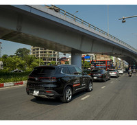 Diễu phố Hà Nội, dàn xe VinFast Lux thu hút mọi ánh nhìn