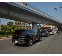 Diễu phố Hà Nội, dàn xe VinFast Lux thu hút mọi ánh nhìn