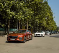 Diễu phố Hà Nội, dàn xe VinFast Lux thu hút mọi ánh nhìn