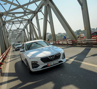 Diễu phố Hà Nội, dàn xe VinFast Lux thu hút mọi ánh nhìn