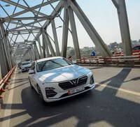 Diễu phố Hà Nội, dàn xe VinFast Lux thu hút mọi ánh nhìn