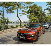 Diễu phố Hà Nội, dàn xe VinFast Lux thu hút mọi ánh nhìn