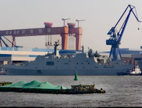 [ẢNH] Tàu đổ bộ Type 075 Trung Quốc vẫn ngổn ngang sau 4 tháng hạ thủy