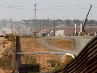 Cận cảnh nguyên mẫu các bức tường Mỹ sẽ xây dọc biên giới Mexico