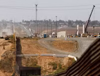 Cận cảnh nguyên mẫu các bức tường Mỹ sẽ xây dọc biên giới Mexico