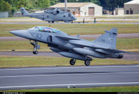 [ẢNH] Su-30SM Nga vội vã rút lui khi bị JAS 39 Gripen mang đầy vũ khí áp sát