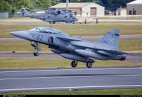 [ẢNH] Su-30SM Nga vội vã rút lui khi bị JAS 39 Gripen mang đầy vũ khí áp sát