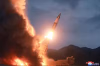 [ẢNH] Triều Tiên bất ngờ thử tên lửa đạn đạo 