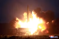 [ẢNH] Triều Tiên bất ngờ thử tên lửa đạn đạo 