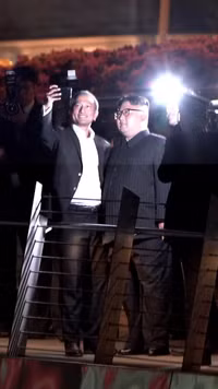 [Ảnh] Ông Kim Jong-un bất ngờ vì Singapore... sạch sẽ, vui vẻ chụp ảnh selfie