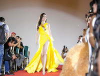 Huyền My diện đầm xẻ đùi quyến rũ, nổi bật giữa dàn thí sinh Miss Grand