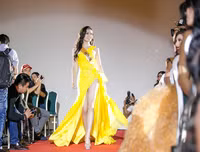 Huyền My diện đầm xẻ đùi quyến rũ, nổi bật giữa dàn thí sinh Miss Grand