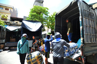 Người lao động nhọc nhằn mưu sinh giữa nắng nóng