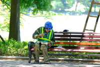 Người lao động nhọc nhằn mưu sinh giữa nắng nóng