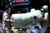 Người lao động nhọc nhằn mưu sinh giữa nắng nóng