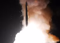 [ẢNH] Mỹ thử siêu tên lửa hạt nhân không thể đánh chặn để 'nắn gân