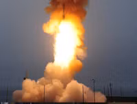 [ẢNH] Mỹ thử siêu tên lửa hạt nhân không thể đánh chặn để 'nắn gân