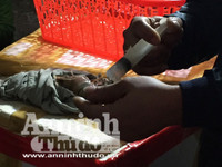 Cận cảnh quá trình bơm tạp chất vào tôm ở Hà Nội