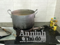 Cận cảnh quá trình bơm tạp chất vào tôm ở Hà Nội