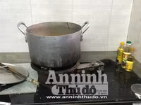 Cận cảnh quá trình bơm tạp chất vào tôm ở Hà Nội