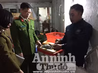 Cận cảnh quá trình bơm tạp chất vào tôm ở Hà Nội