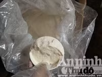 Cận cảnh quá trình bơm tạp chất vào tôm ở Hà Nội