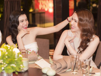 Á hậu Đại dương Diệu Thùy rạng rỡ đọ sắc với chị gái Hoa hậu Diệu Hân