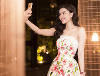 Á hậu Đại dương Diệu Thùy rạng rỡ đọ sắc với chị gái Hoa hậu Diệu Hân