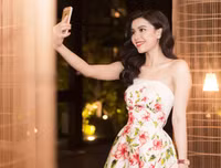 Á hậu Đại dương Diệu Thùy rạng rỡ đọ sắc với chị gái Hoa hậu Diệu Hân