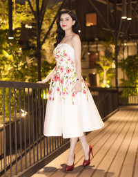 Á hậu Đại dương Diệu Thùy rạng rỡ đọ sắc với chị gái Hoa hậu Diệu Hân