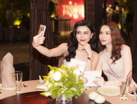 Á hậu Đại dương Diệu Thùy rạng rỡ đọ sắc với chị gái Hoa hậu Diệu Hân