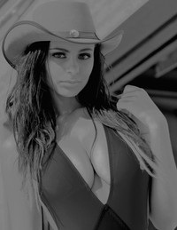 [ẢNH] Nỗi kinh hoàng của người mẫu nóng bỏng khi ủng hộ Tổng thống Trump