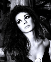 [ẢNH] Nỗi kinh hoàng của người mẫu nóng bỏng khi ủng hộ Tổng thống Trump