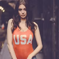 [ẢNH] Nỗi kinh hoàng của người mẫu nóng bỏng khi ủng hộ Tổng thống Trump