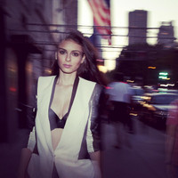 [ẢNH] Nỗi kinh hoàng của người mẫu nóng bỏng khi ủng hộ Tổng thống Trump