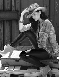 [ẢNH] Nỗi kinh hoàng của người mẫu nóng bỏng khi ủng hộ Tổng thống Trump