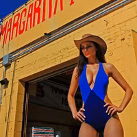 [ẢNH] Nỗi kinh hoàng của người mẫu nóng bỏng khi ủng hộ Tổng thống Trump