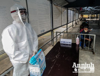 [ẢNH] Cận cảnh việc thực hiện xét nghiệm nhanh Covid- 19, 10 phút có kết quả ngay ở Hà Nội