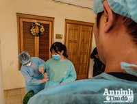 [ẢNH] Cận cảnh việc thực hiện xét nghiệm nhanh Covid- 19, 10 phút có kết quả ngay ở Hà Nội