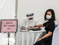 [ẢNH] Cận cảnh việc thực hiện xét nghiệm nhanh Covid- 19, 10 phút có kết quả ngay ở Hà Nội