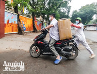 [ẢNH] Cận cảnh việc thực hiện xét nghiệm nhanh Covid- 19, 10 phút có kết quả ngay ở Hà Nội