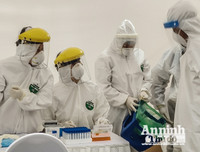 [ẢNH] Cận cảnh việc thực hiện xét nghiệm nhanh Covid- 19, 10 phút có kết quả ngay ở Hà Nội