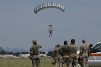 [ẢNH] Vì sao đặc nhiệm Mỹ tại Nhật Bản bất ngờ tập trận nhảy dù