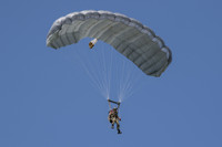 [ẢNH] Vì sao đặc nhiệm Mỹ tại Nhật Bản bất ngờ tập trận nhảy dù