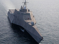 [ẢNH] Chiến hạm 3 thân Mỹ 'xé sóng' thị uy sức mạnh trên biển Đông